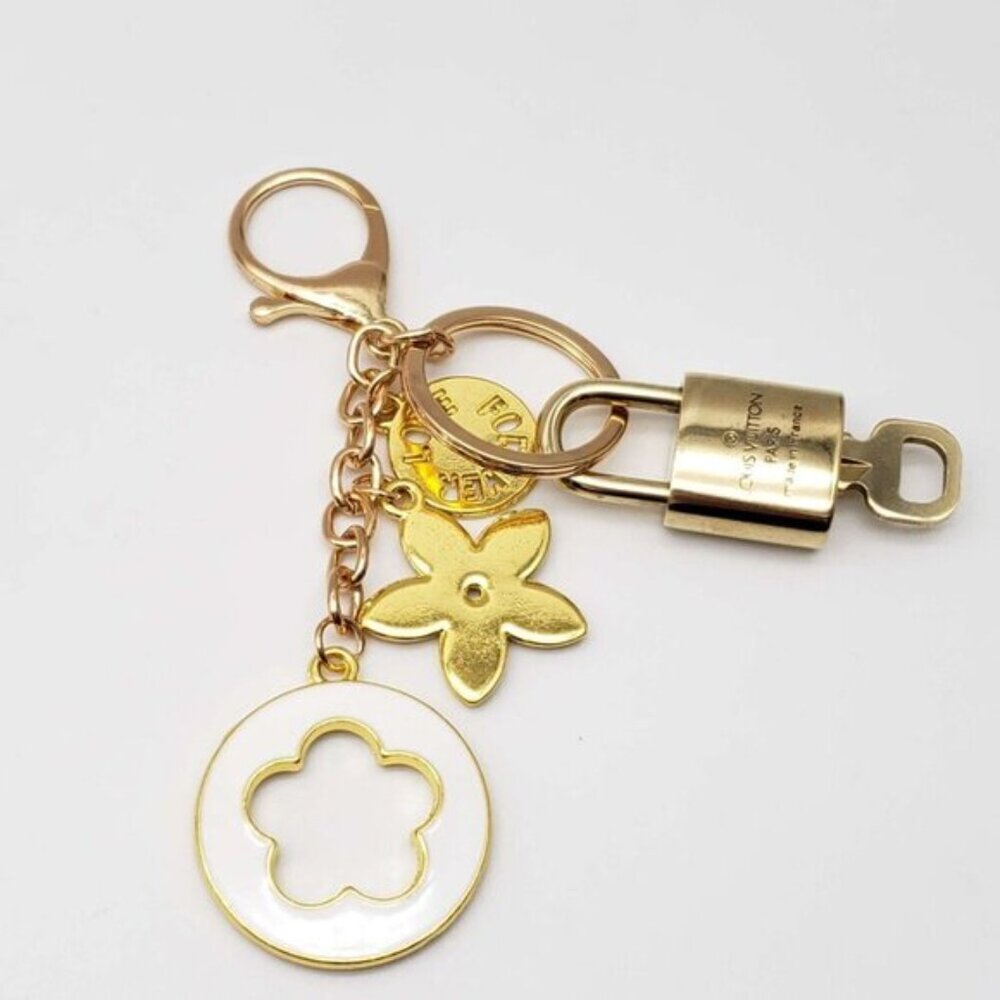 LV Gold Padlock Authentic 🔑 Luxury Bag Charm w/ Unbranded Flower Keychain - Picture 4 of 6